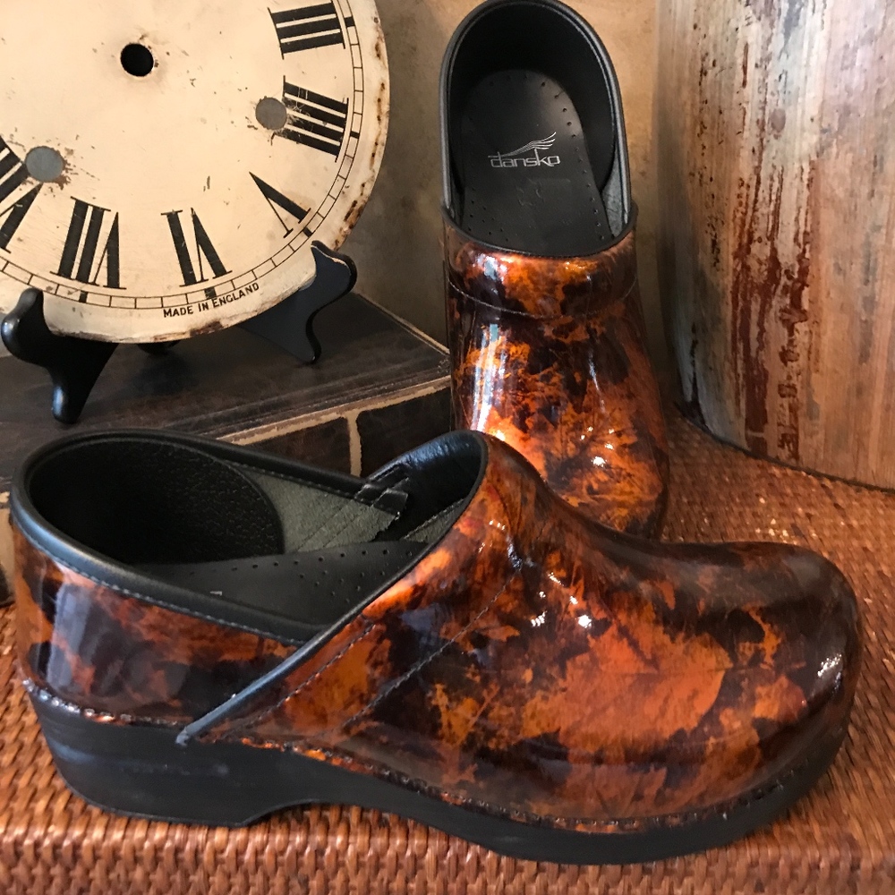 NEW Dansko Women's Professional Patent Clogs